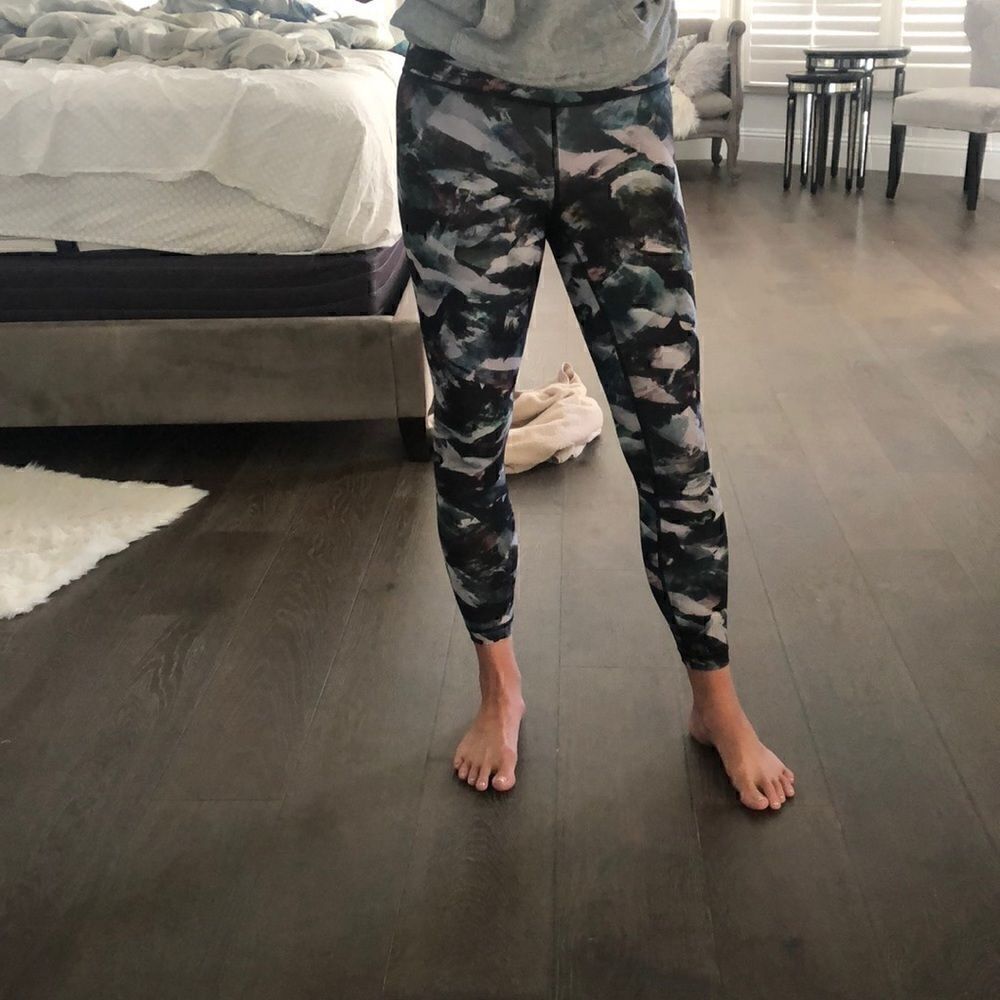 Lululemon patterned luon workout pants sz 4